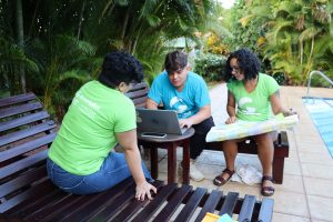 Jóvenes participando en actividad educativa con tarjetas.