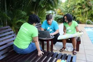 Jóvenes participando en actividad educativa con tarjetas.