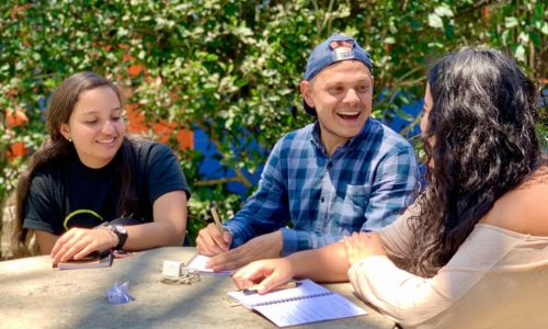 Trabajo colaborativo – Greentalist Jóvenes compartiendo ideas y planificando actividades ambientales.